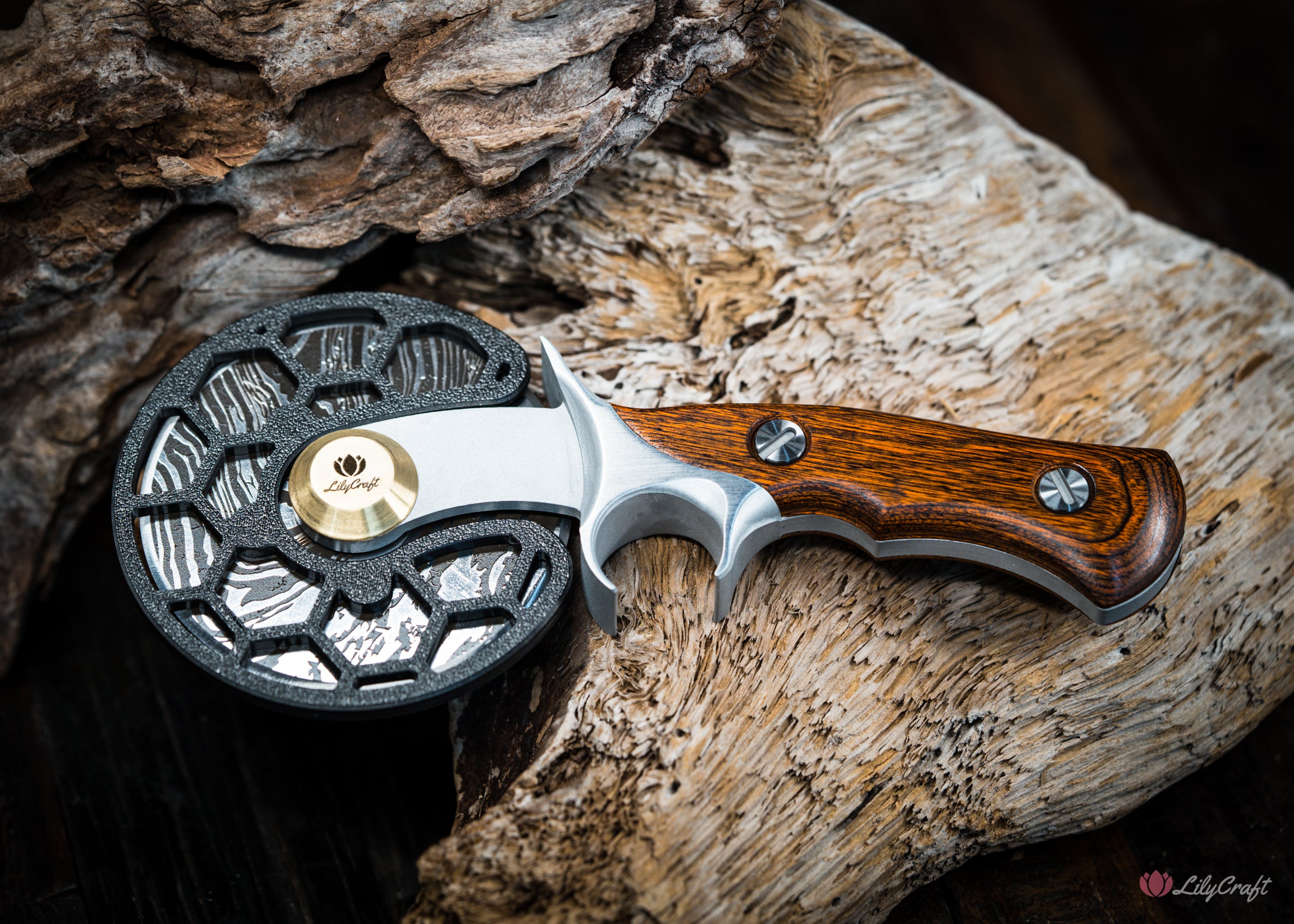 Limited Edition Pizza Cutter The Coltello Damascus with blade cover