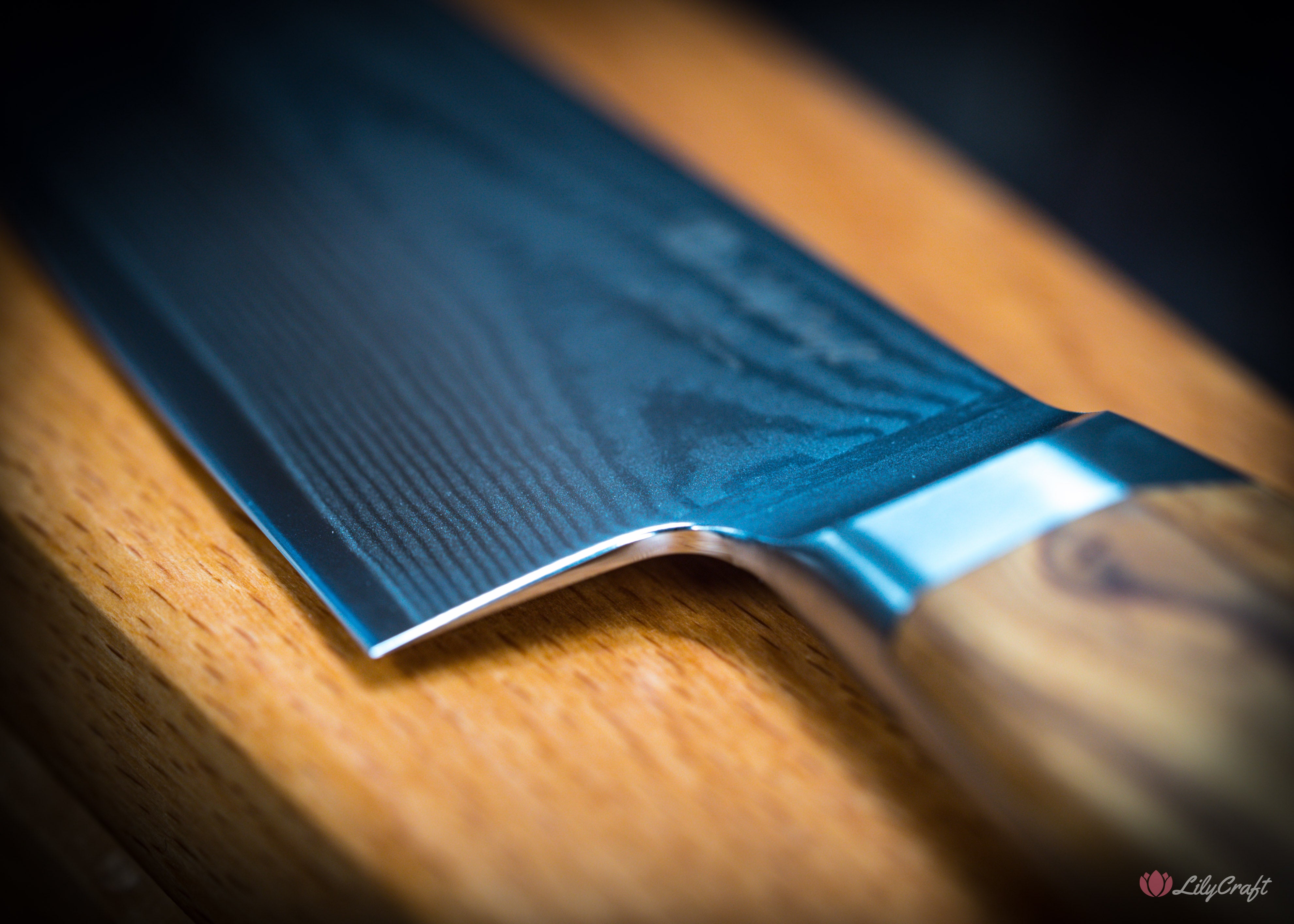 Gift-worthy kitchen carving knife for slicing roasts