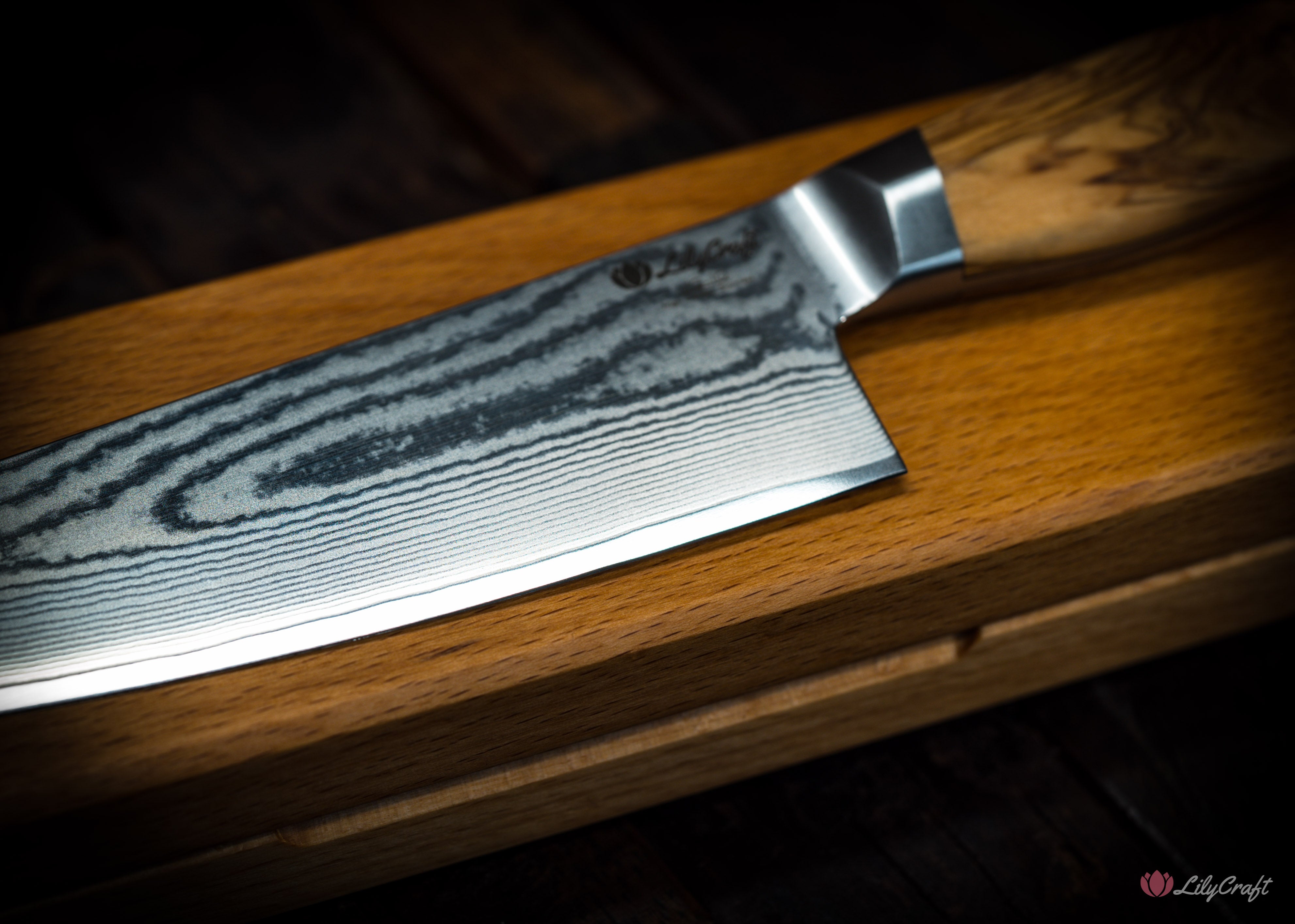 Professional kitchen knife for slicing and chopping