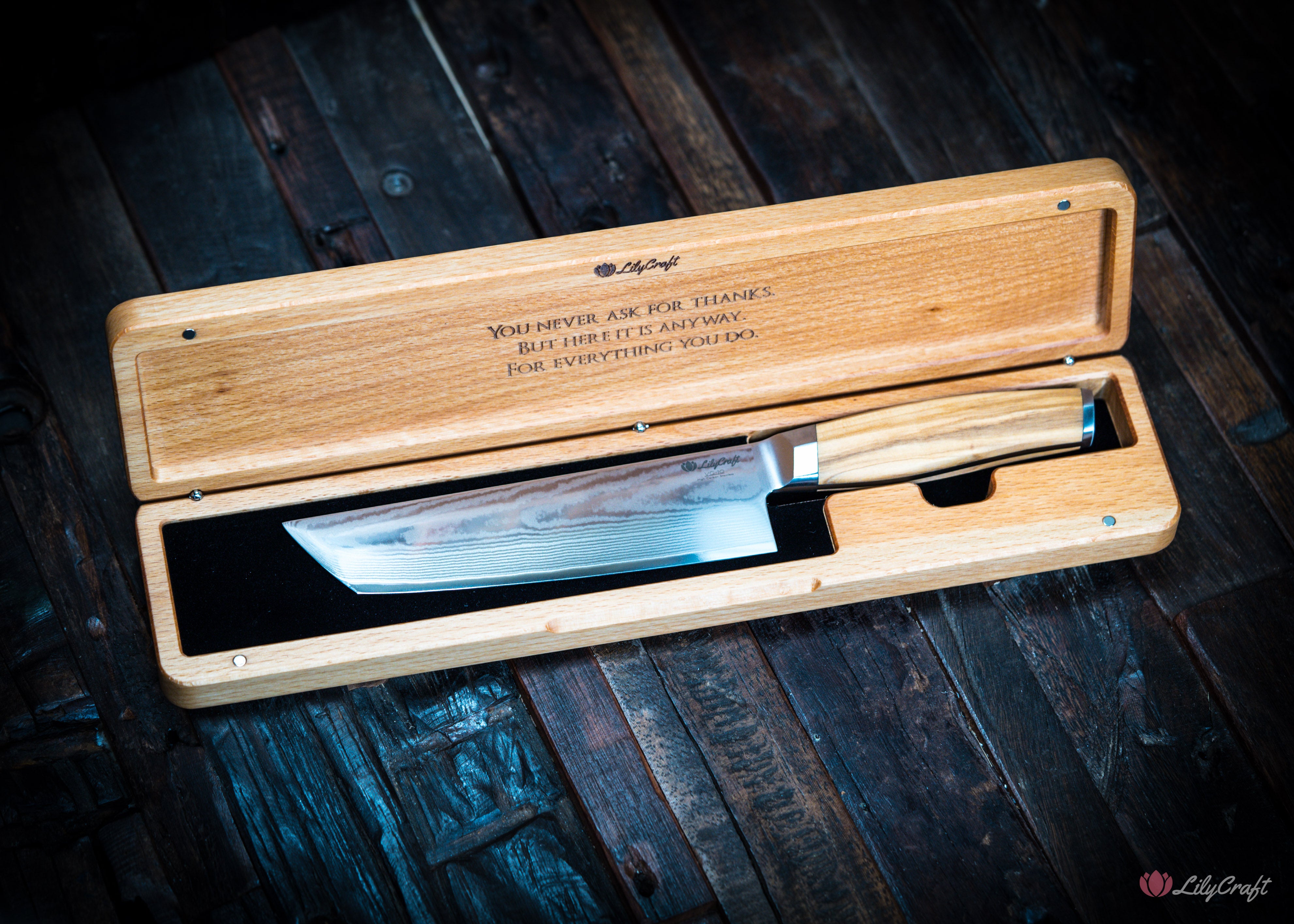 Damascus nakiri knife with straight edge for precise cuts