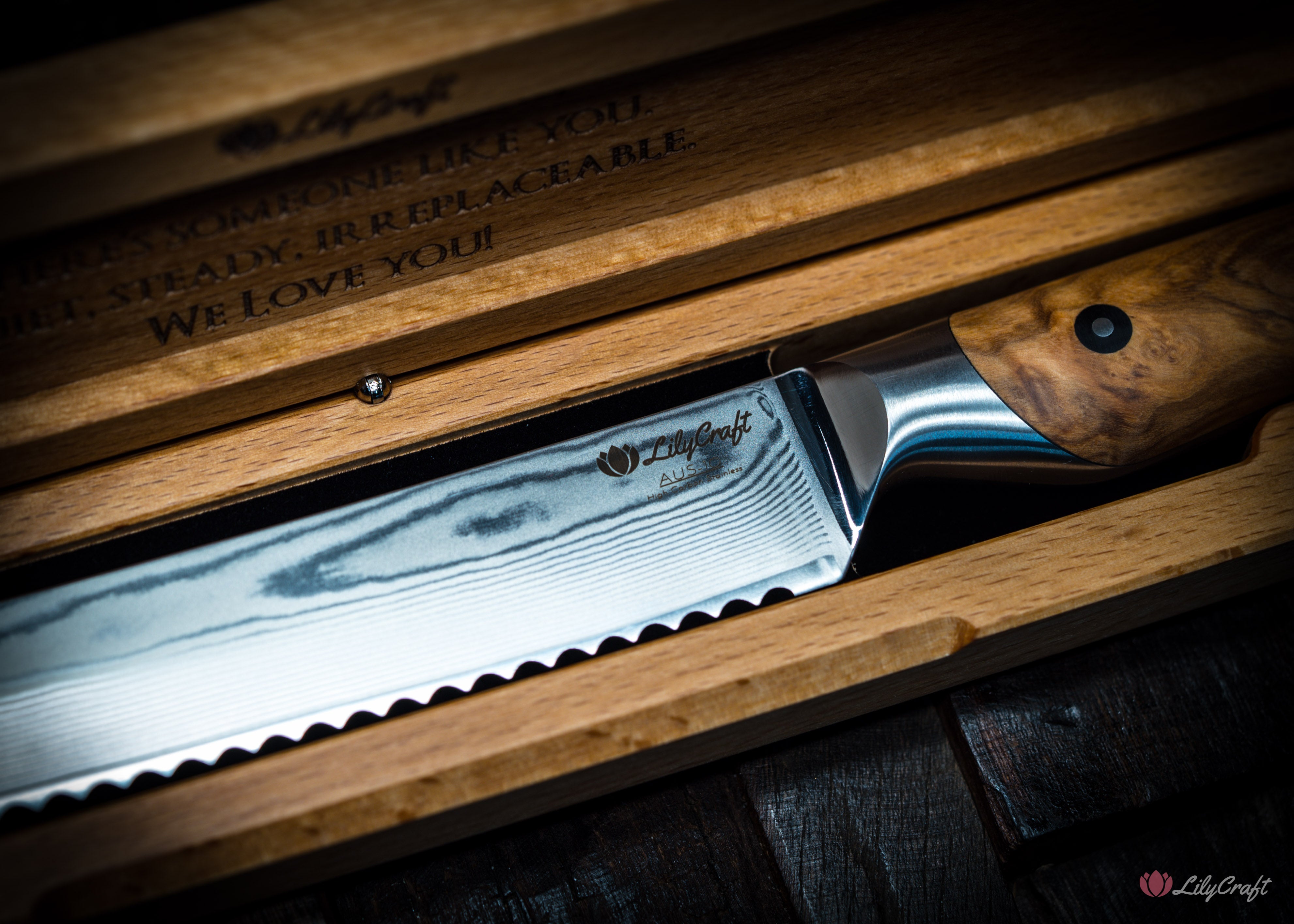 Gift-worthy Damascus steel bread knife with wood box
