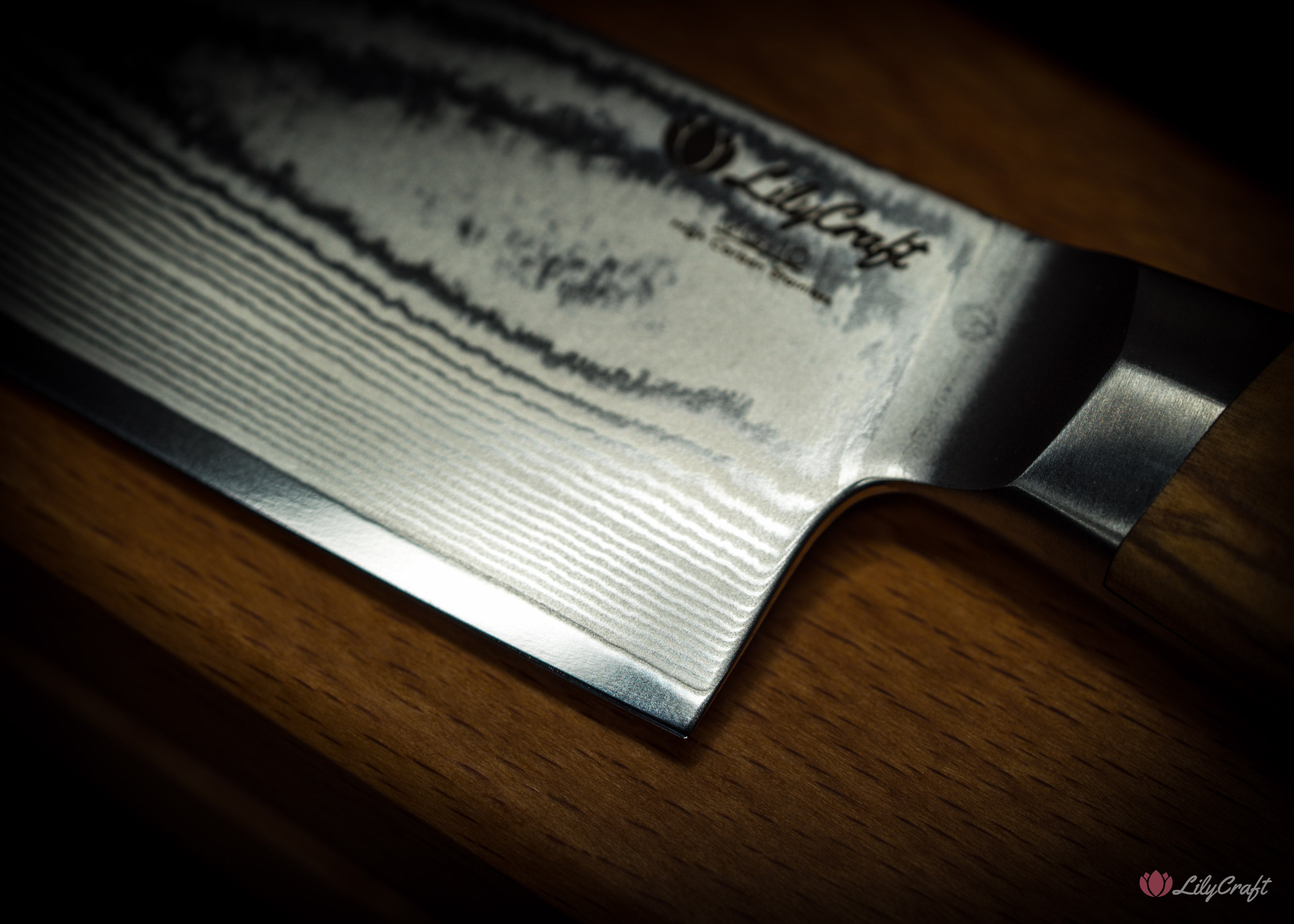 Olive wood Japanese knife with Damascus finish and gift box