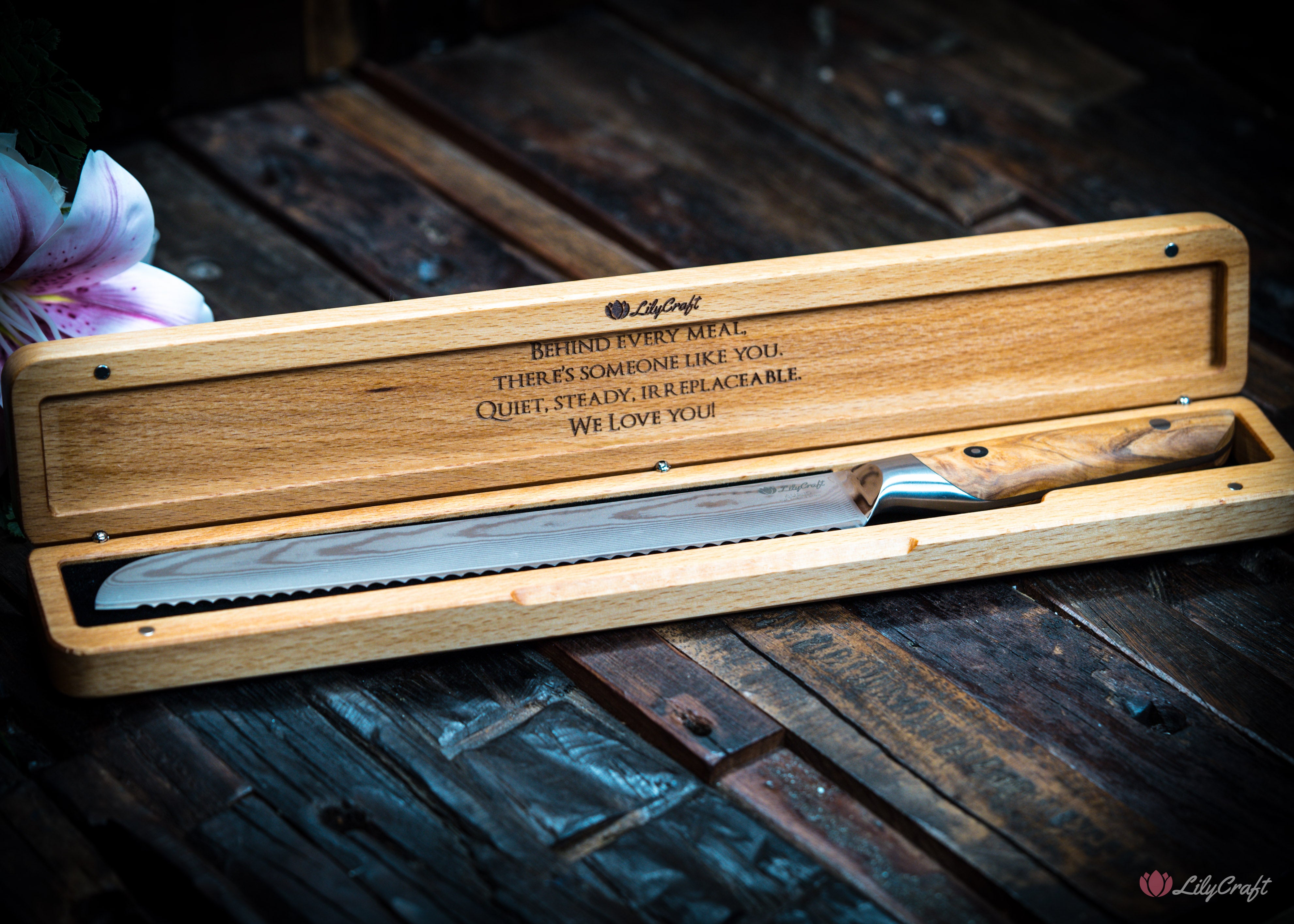 Sourdough bread knife with razor-sharp Damascus blade