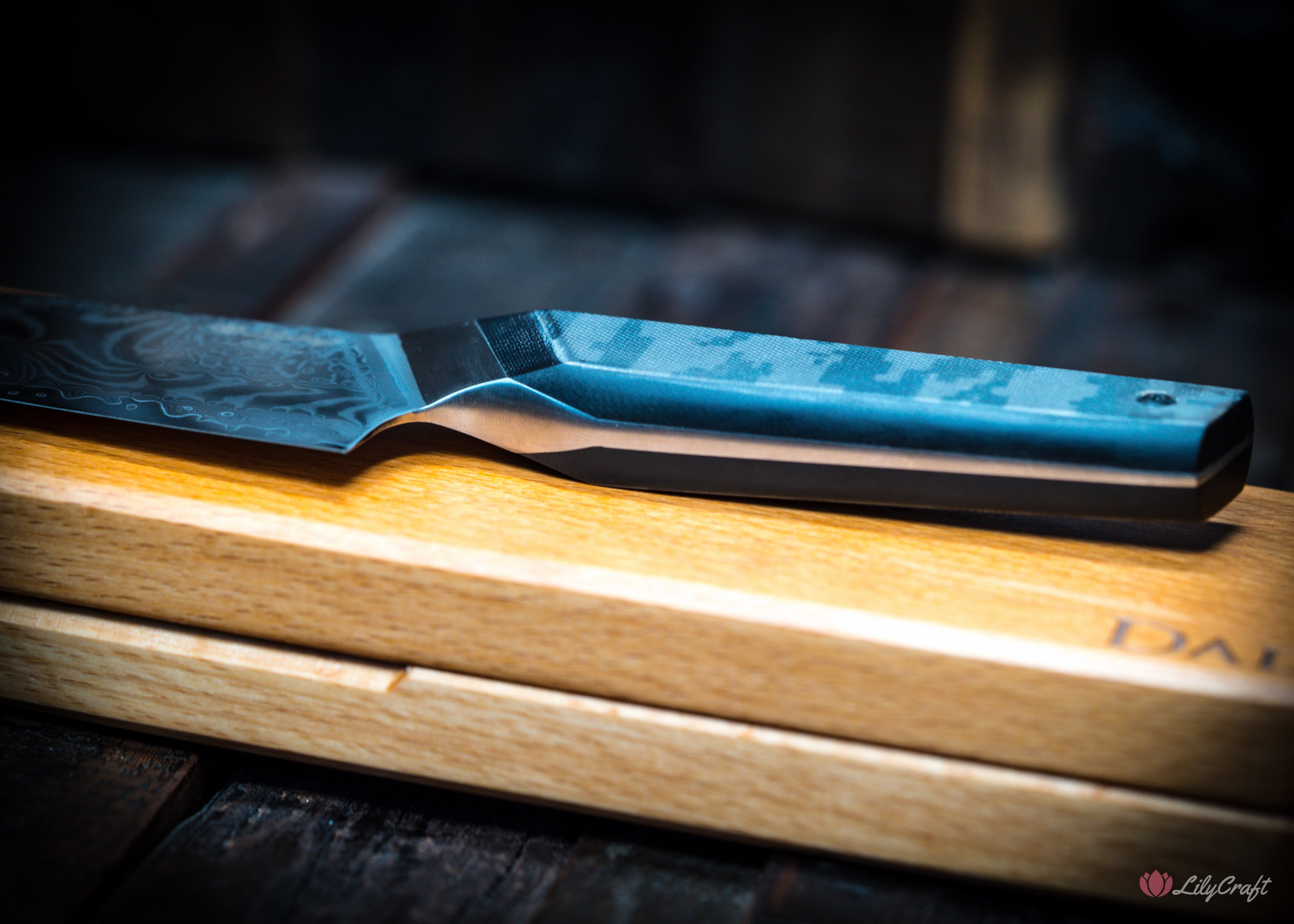 Everyday slicing knife with camouflage handle and sharp blade