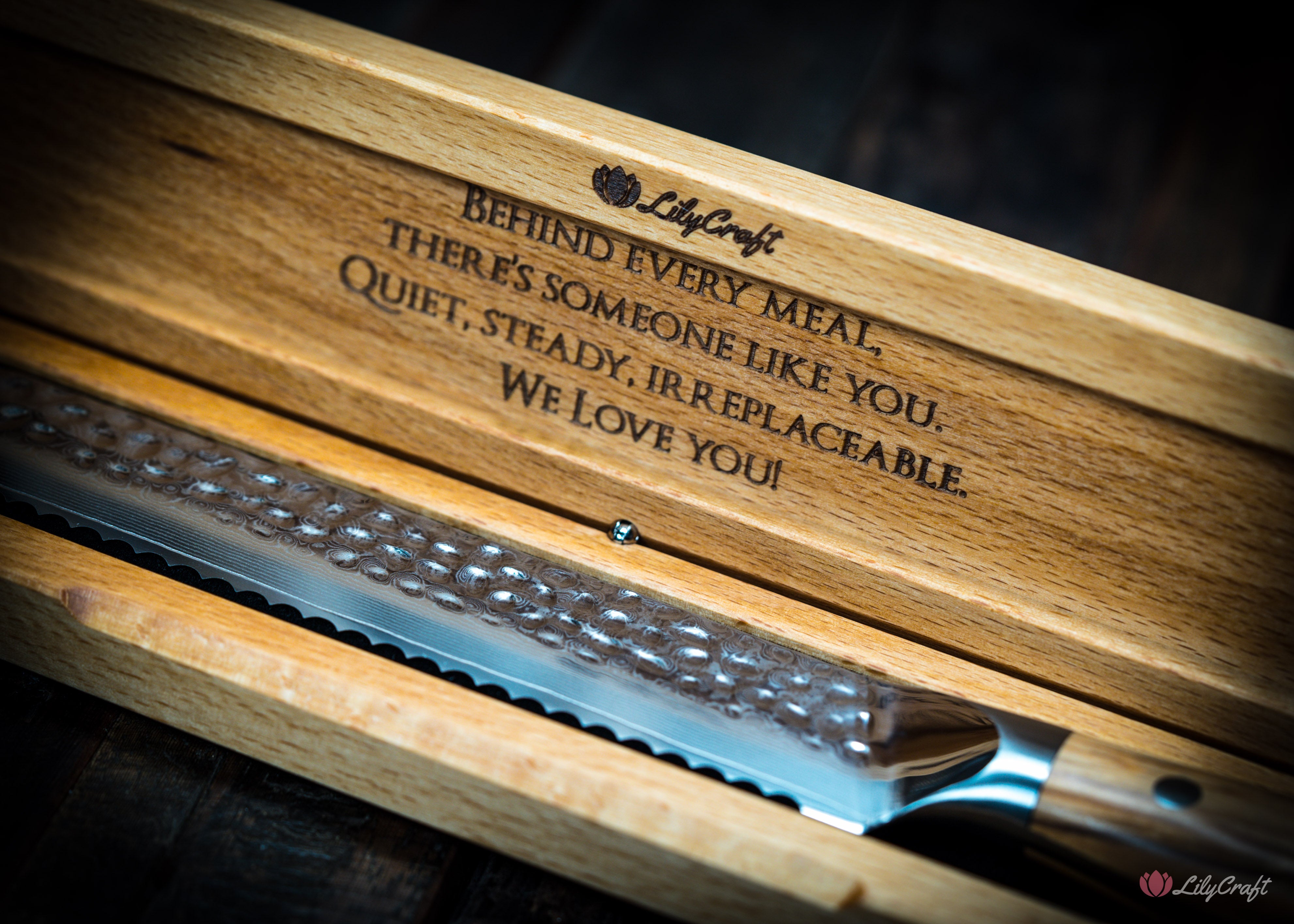 Damascus steel bread knife with serrated edge and gift box