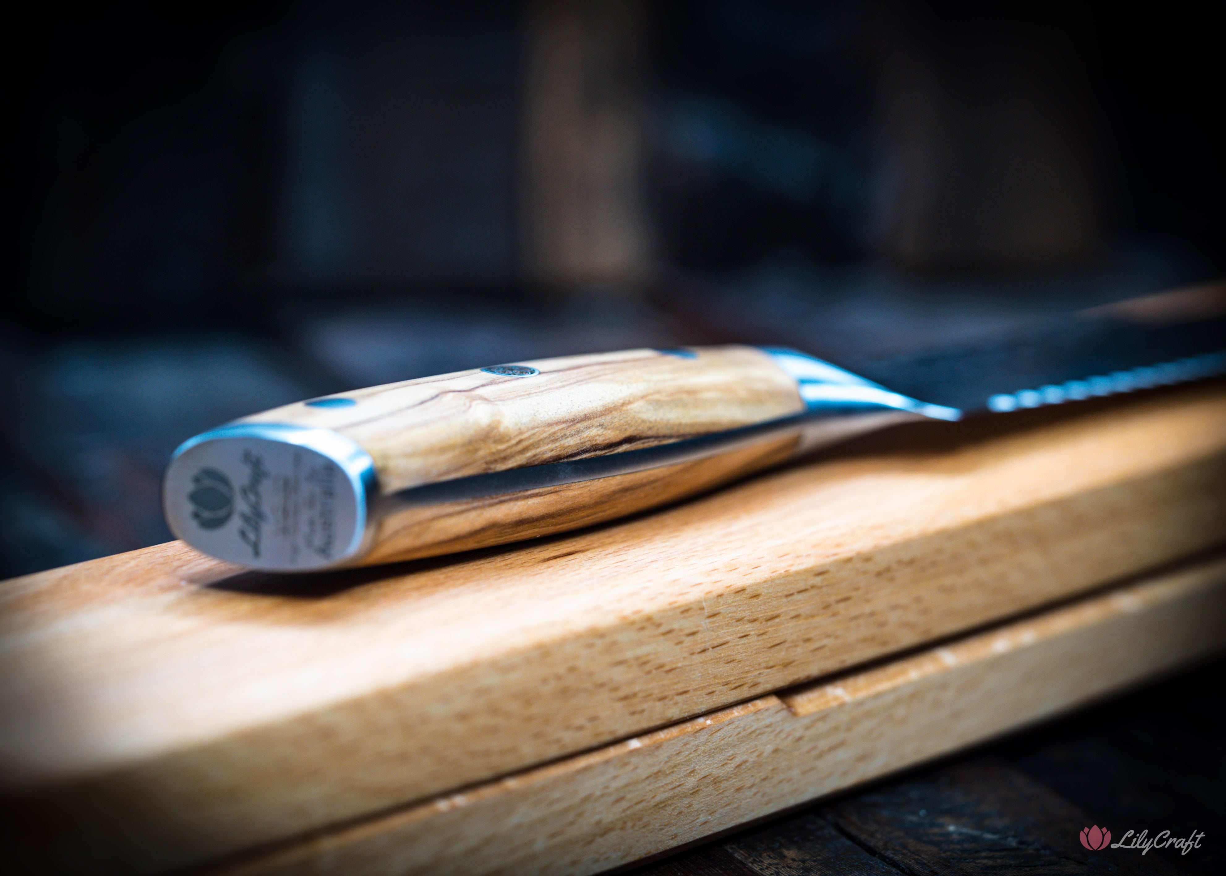 Olive wood bread knife with hand-hammered Damascus finish