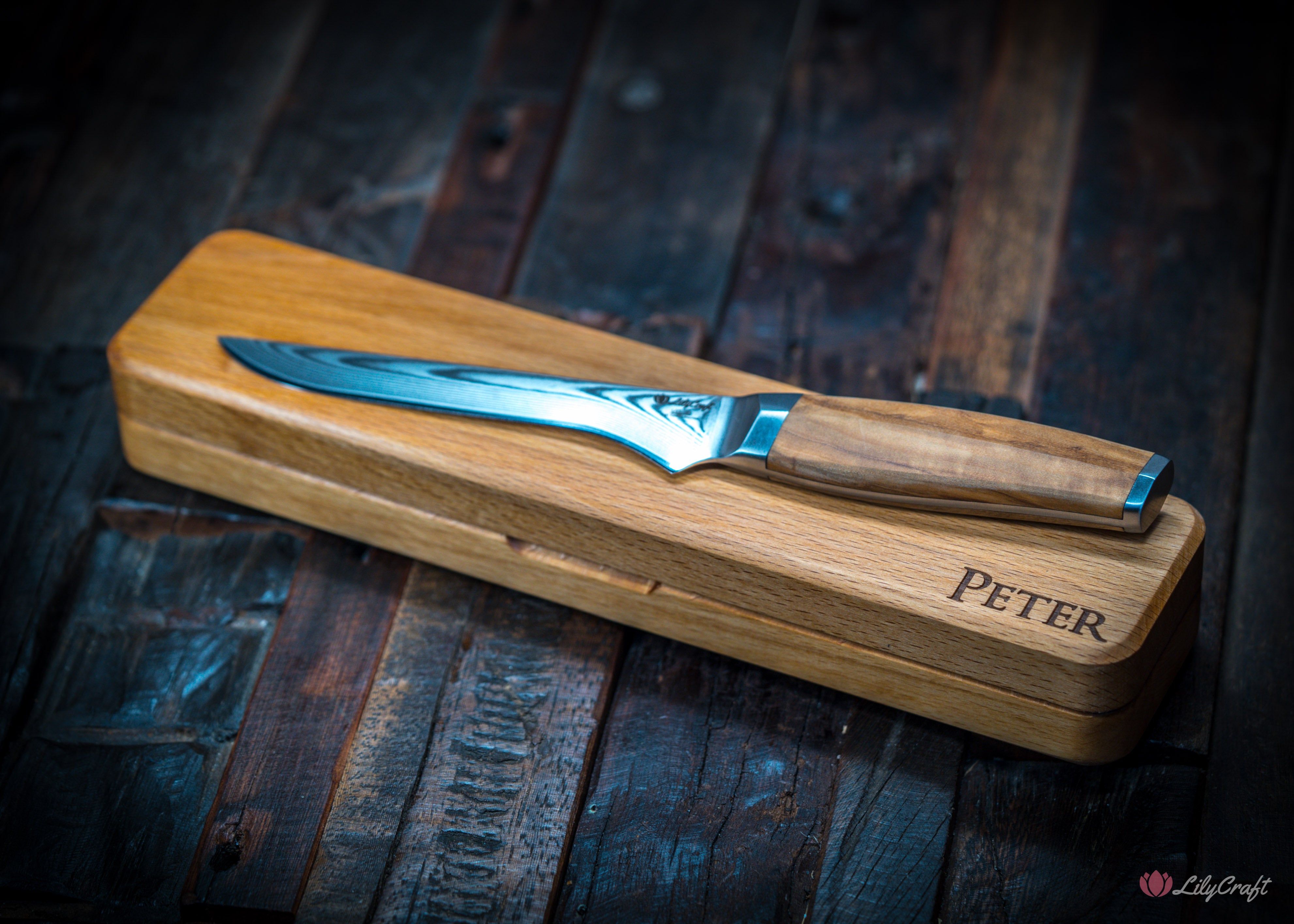 Knife gift for cutting meat off the bone