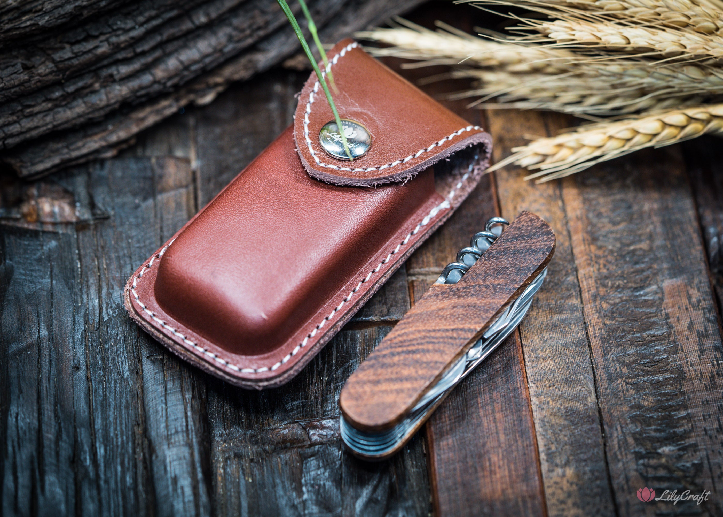 Custom-fit leather sheath for compact folding knives