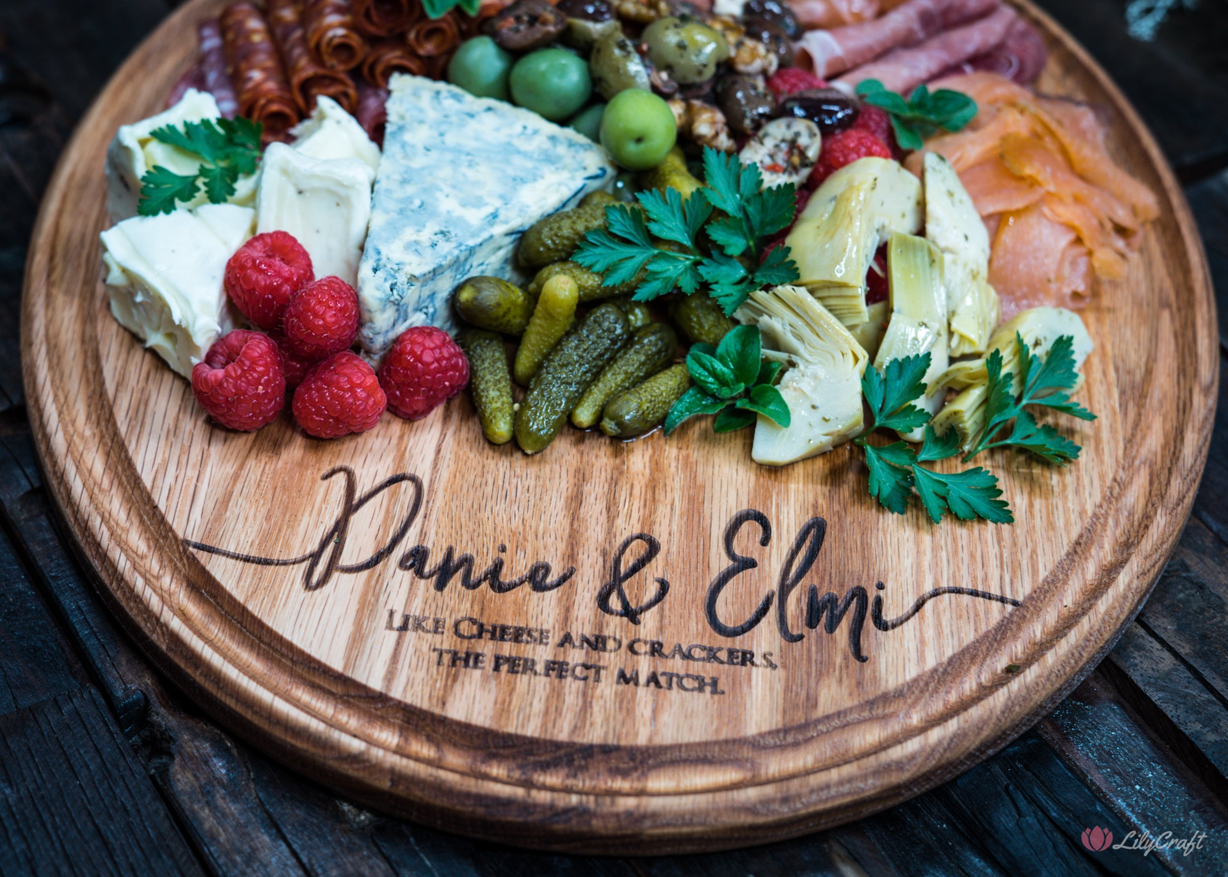 Our cheeseboard features a practical juice groove design, perfect for capturing the deliciousness of your culinary creations. Ideal for your next holiday entertaining showcase.