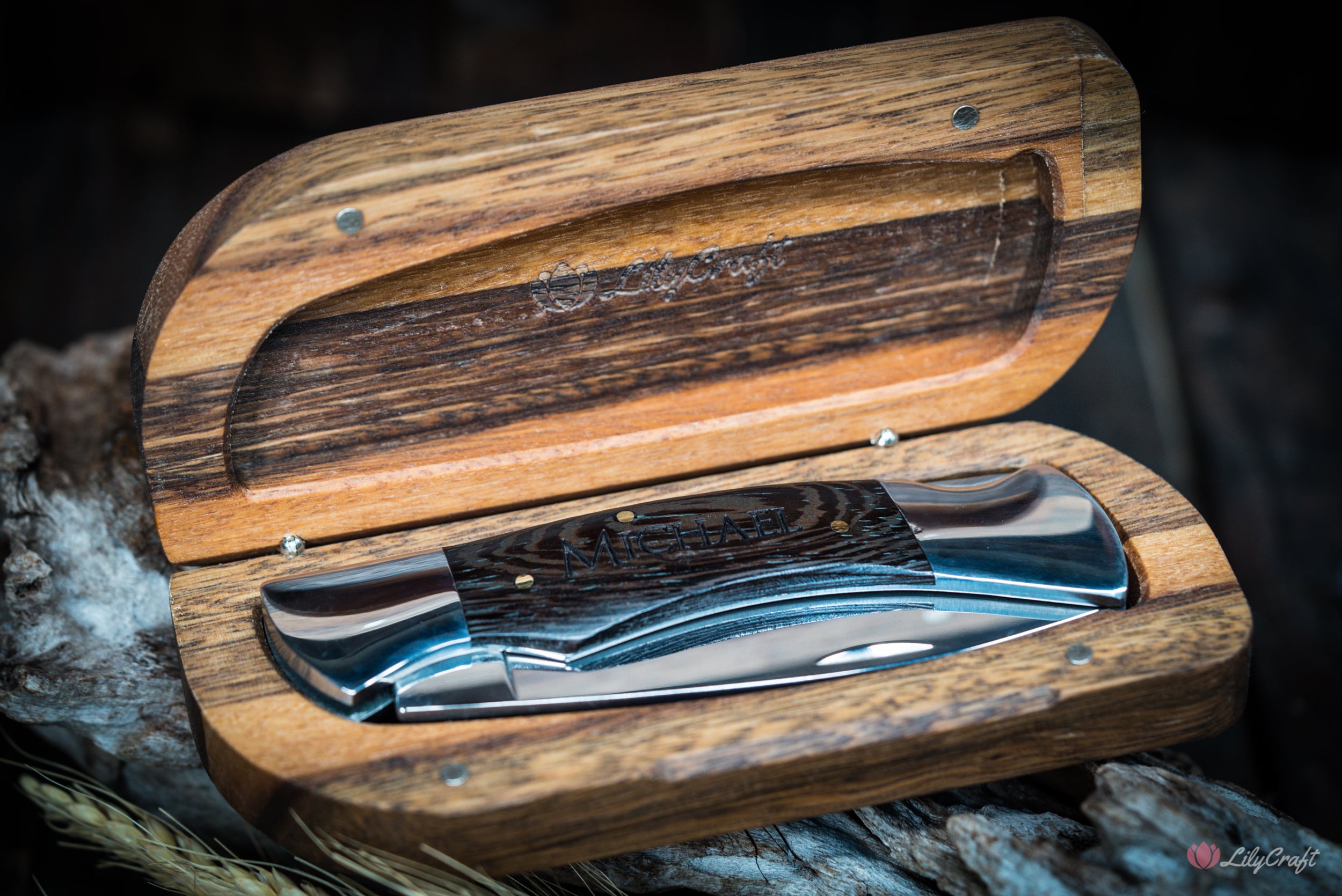 Engraved handle gentleman's pocket knife