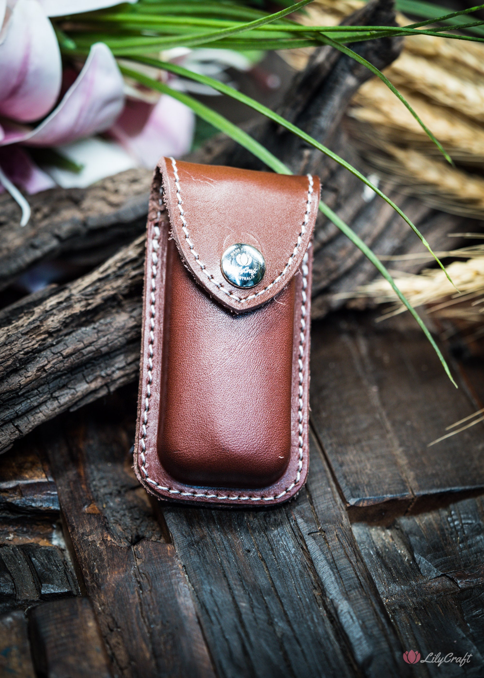 Slim leather knife pouch with reinforced stitching