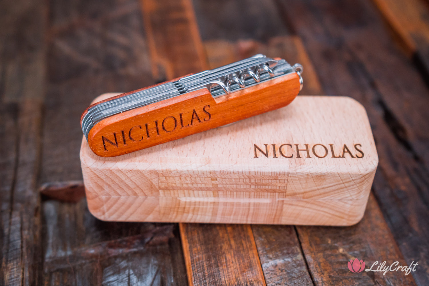 Swiss Army style Pocket Knife with Wooden Gift Box - Versatile and Personalised