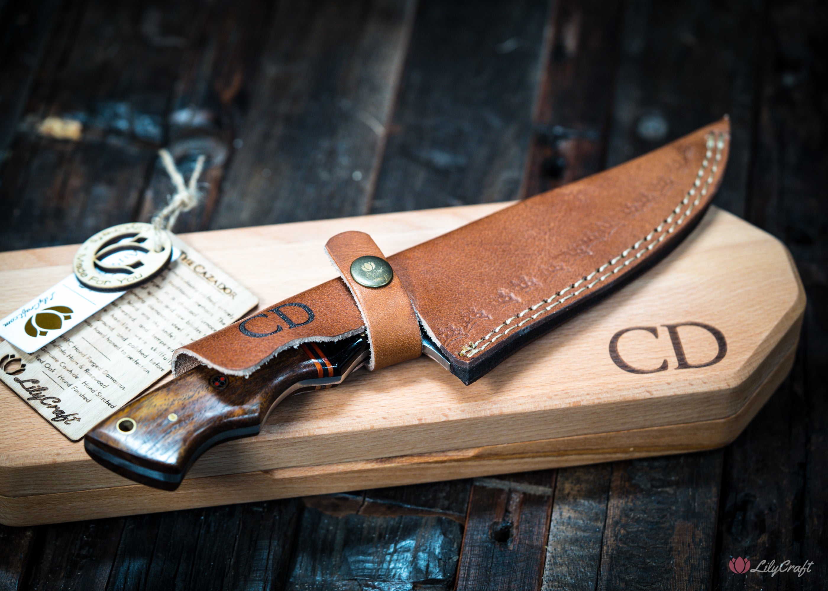 hunting knife with leather pouch