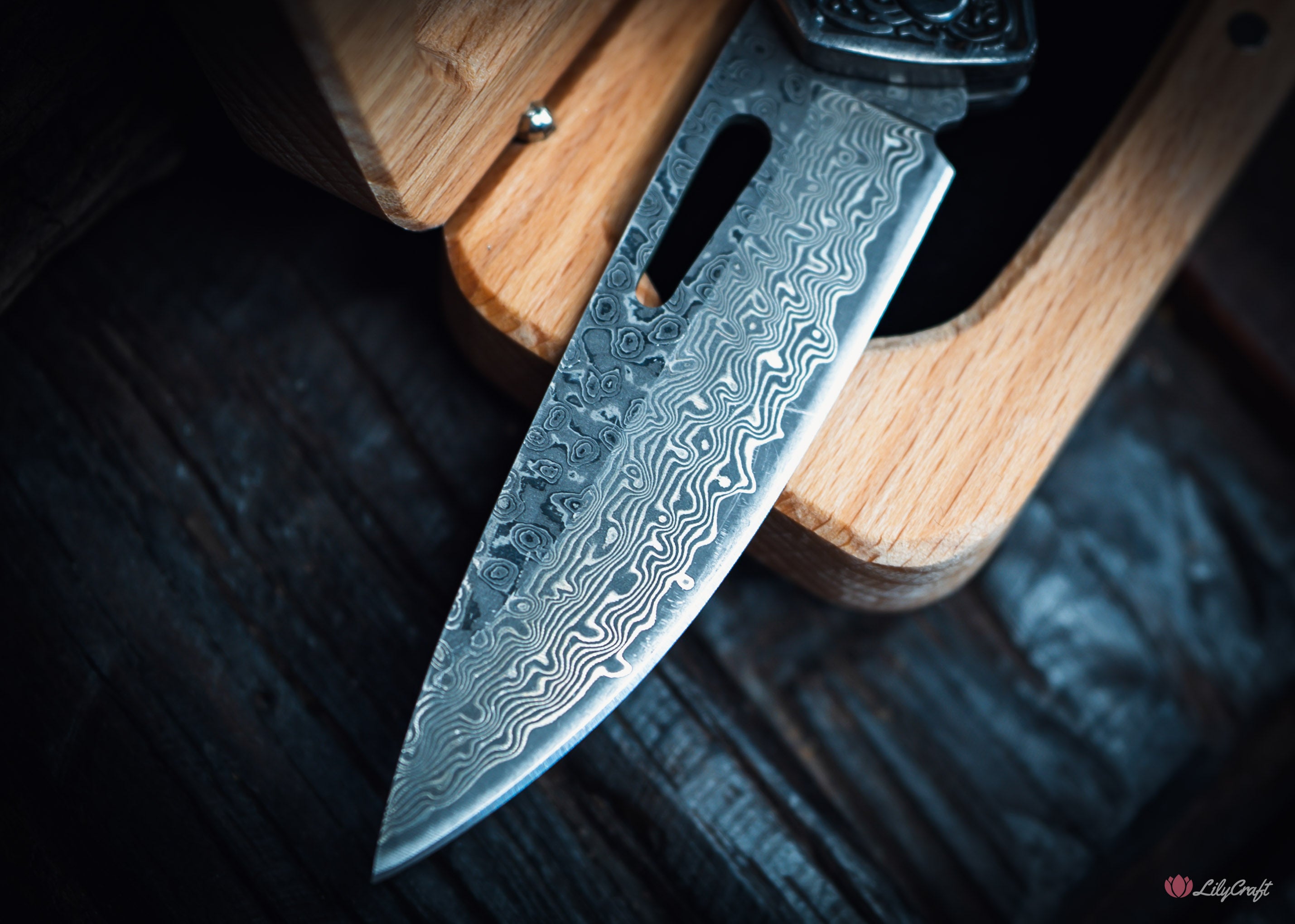 Gentleman folding knife with Damascus steel blade