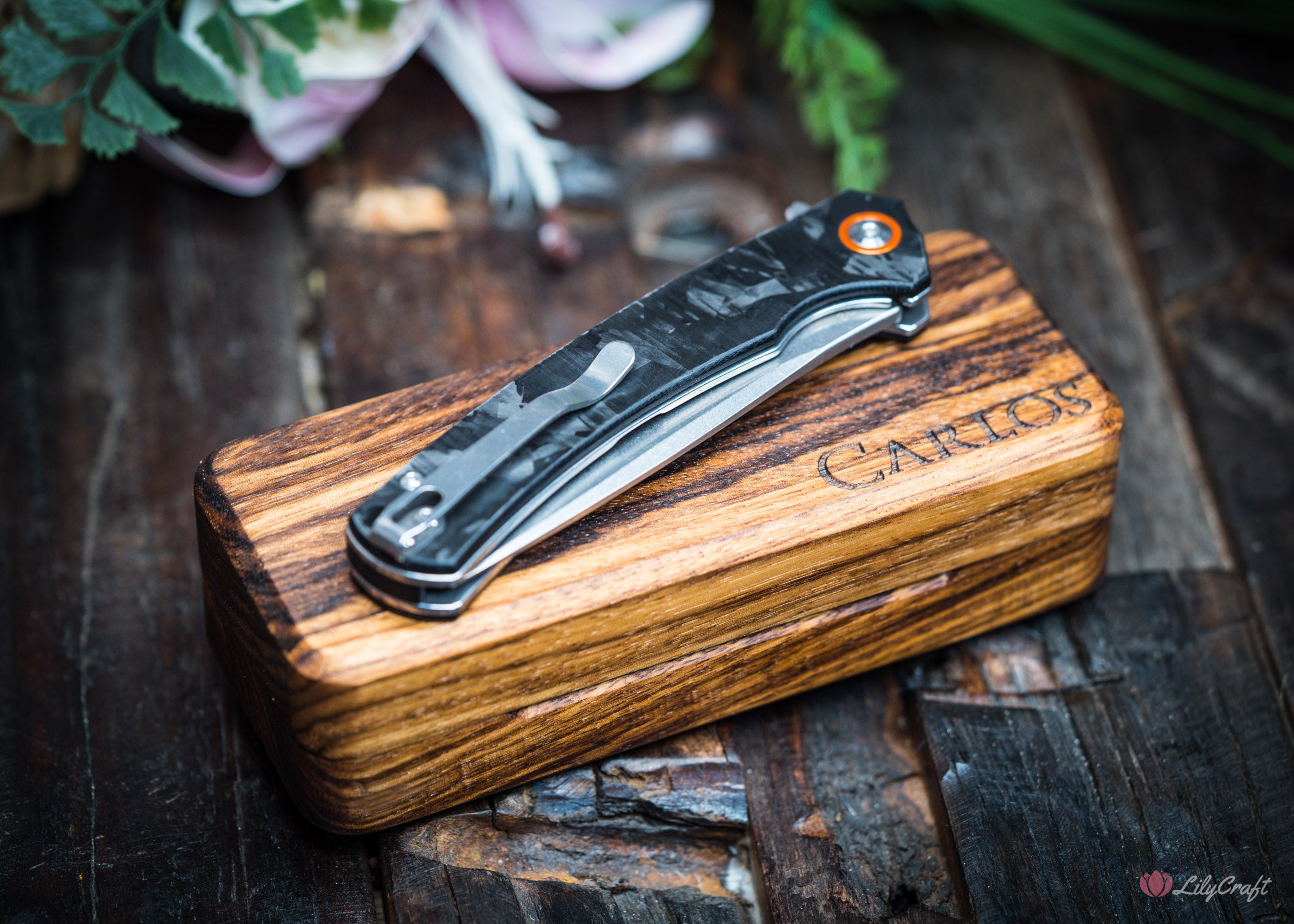 Personalized gift knife for collectors and enthusiasts