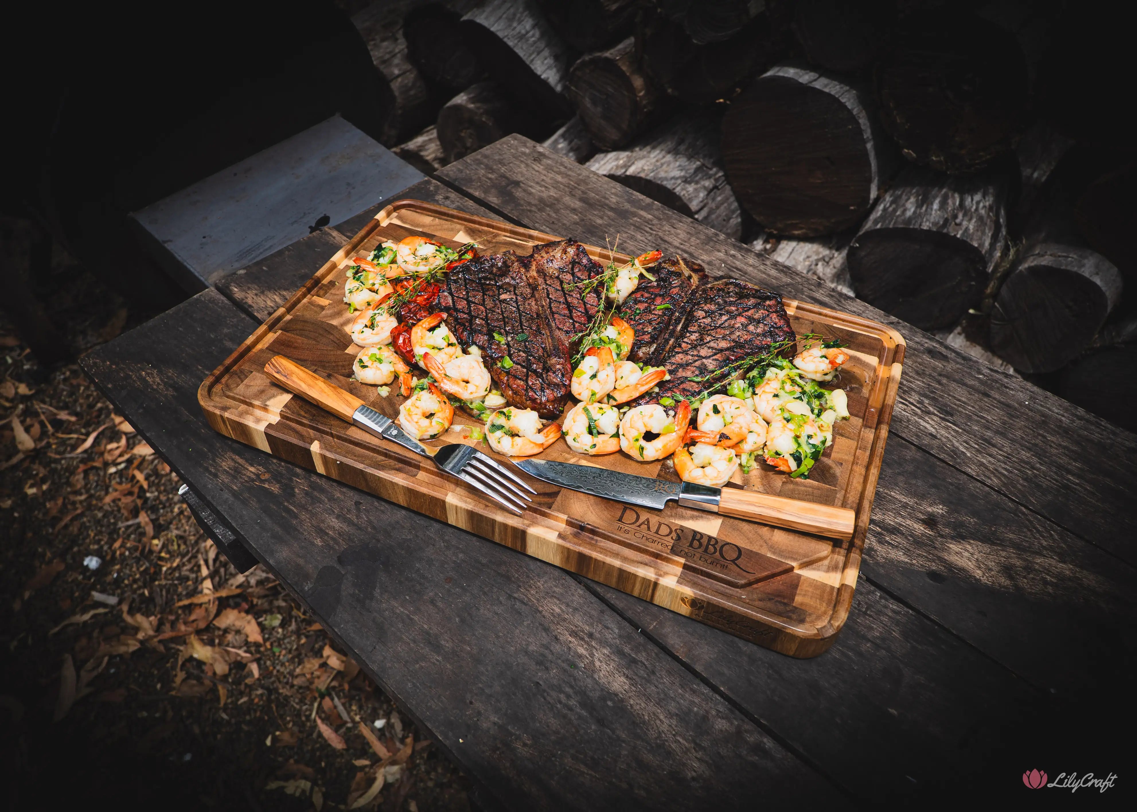 High capacity juice groove carving board for steaks