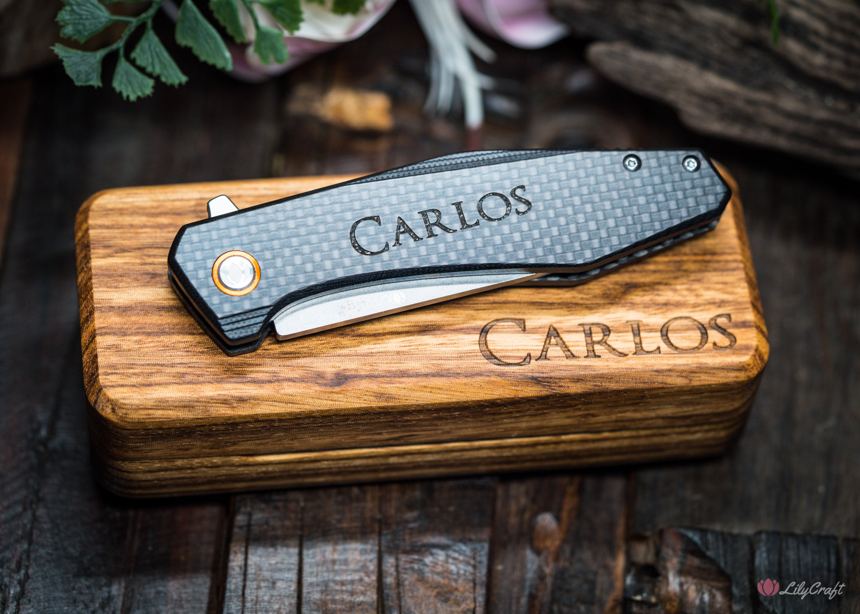 Carbon fiber flipper knife – lightweight and durable with wooden gift box