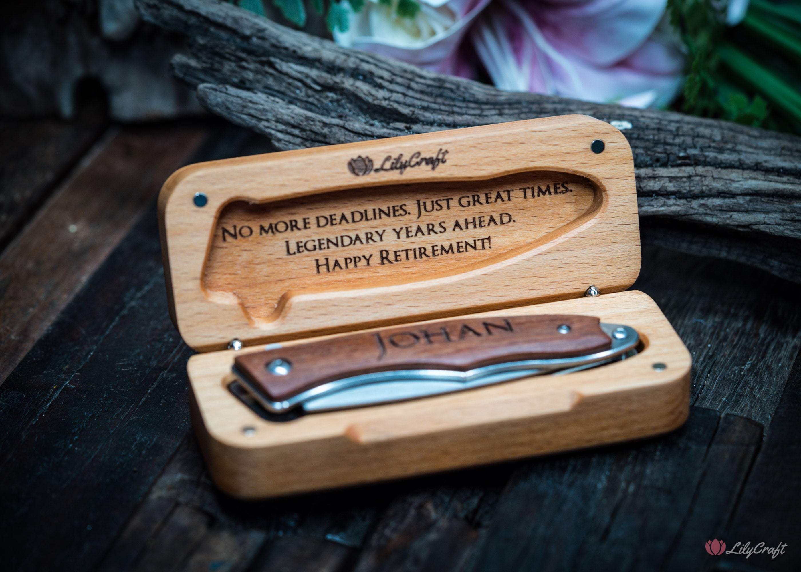 Engraved groomsmen gift pocket knife in beechwood box