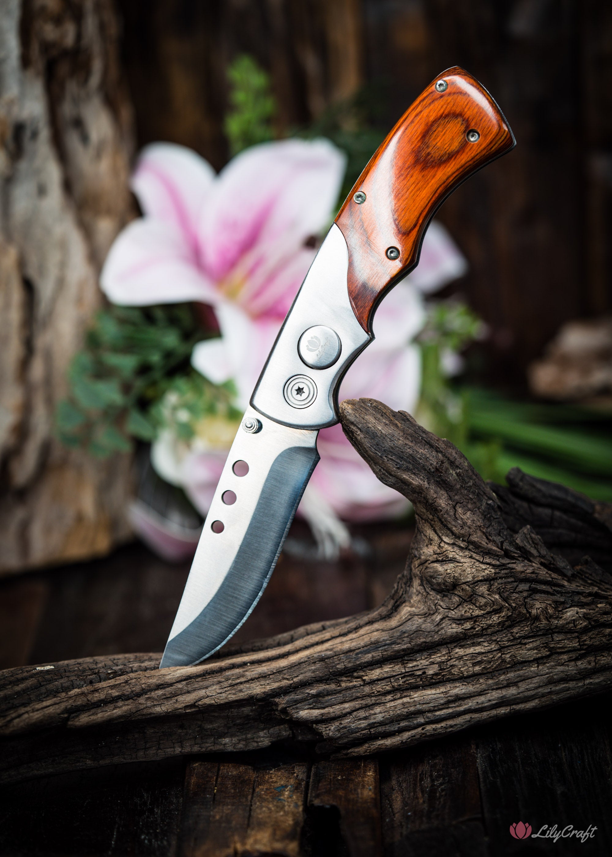 Pocket knife with free engraving—great for a meaningful gift.