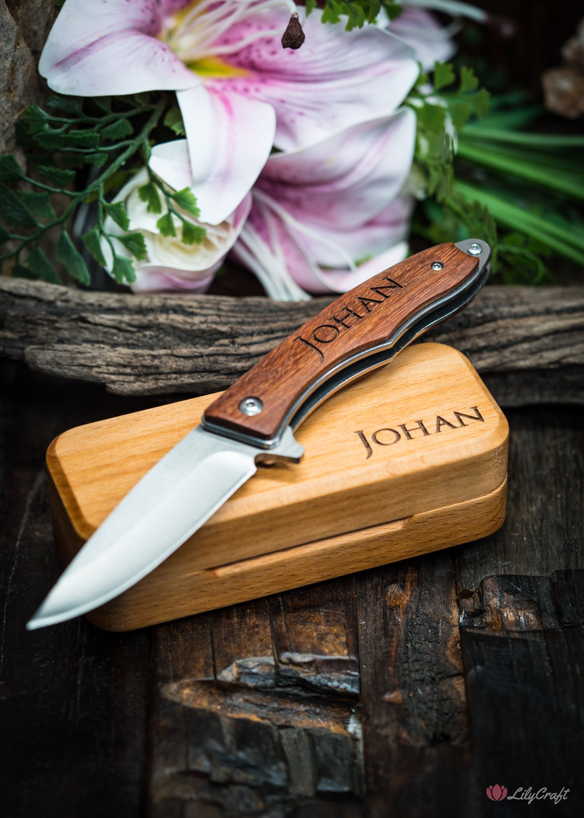 Classic men’s folding knife for birthdays, anniversaries, and more