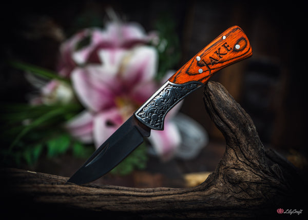 Engraved gentlemans knife with stainless steel blade