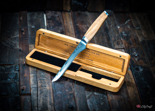 Gift-worthy knife for hunters and meat lovers