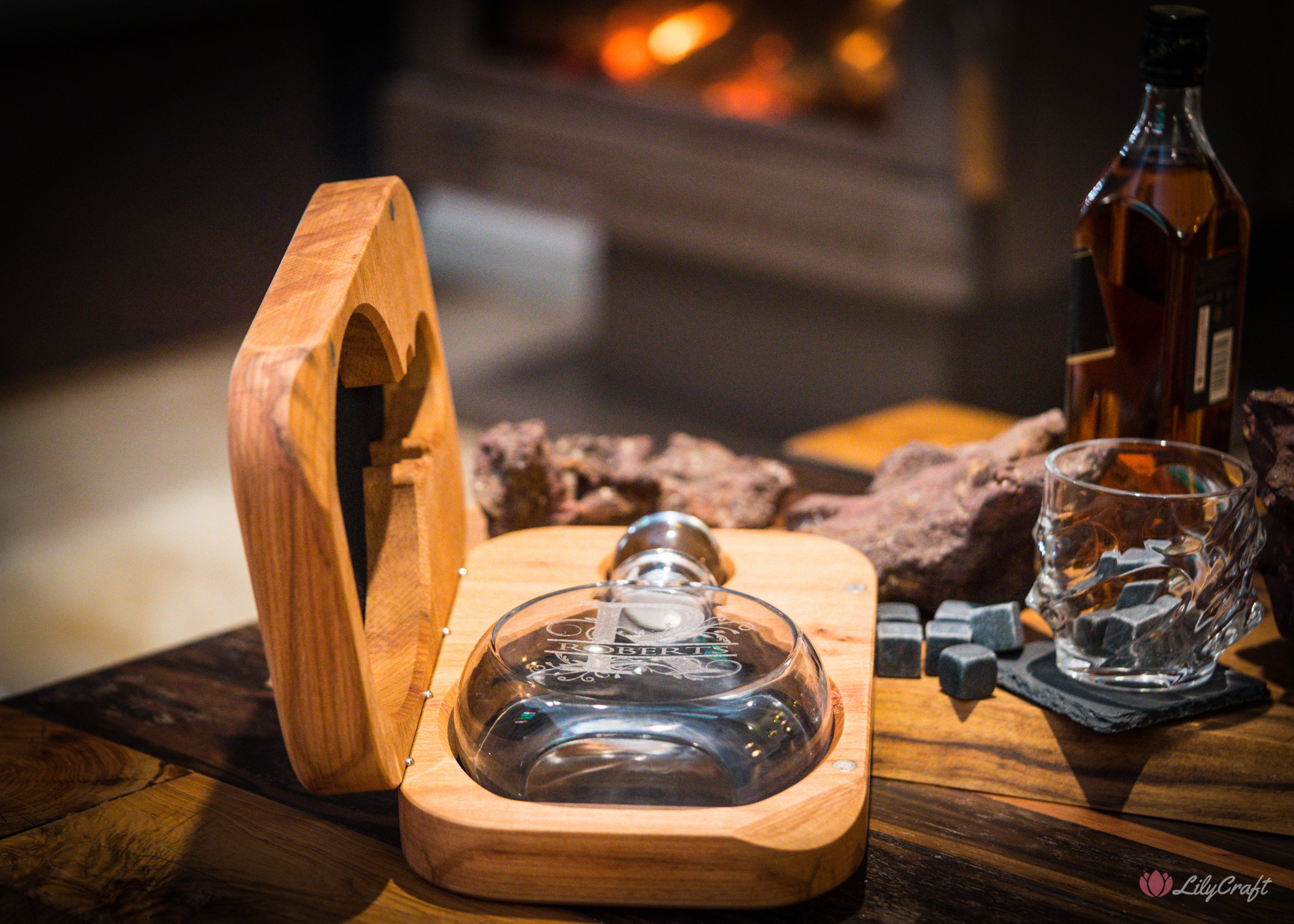 Custom glass decanter for whiskey with elegant wooden packaging.