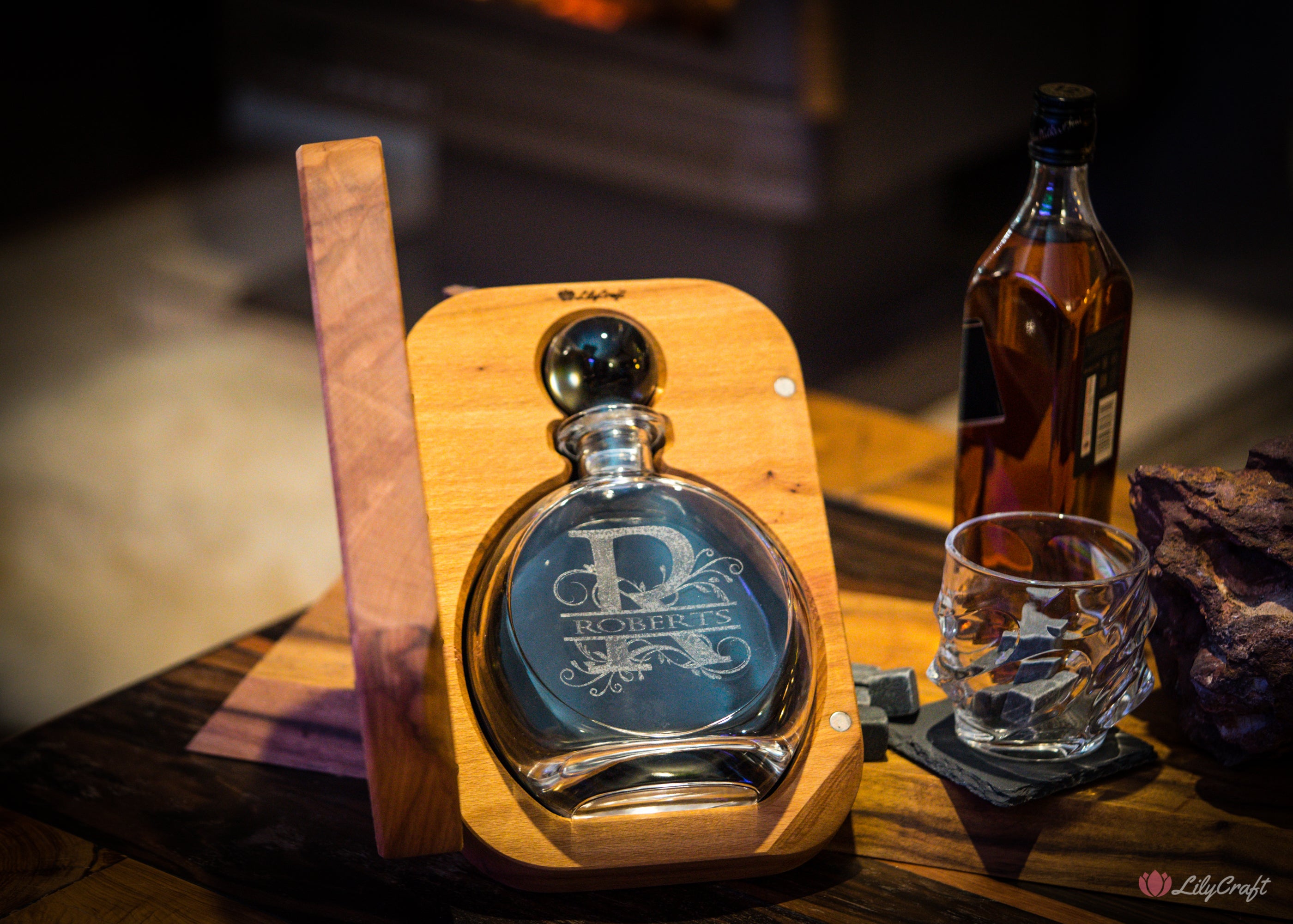 Custom scotch flask with engraved glass and wooden gift box.