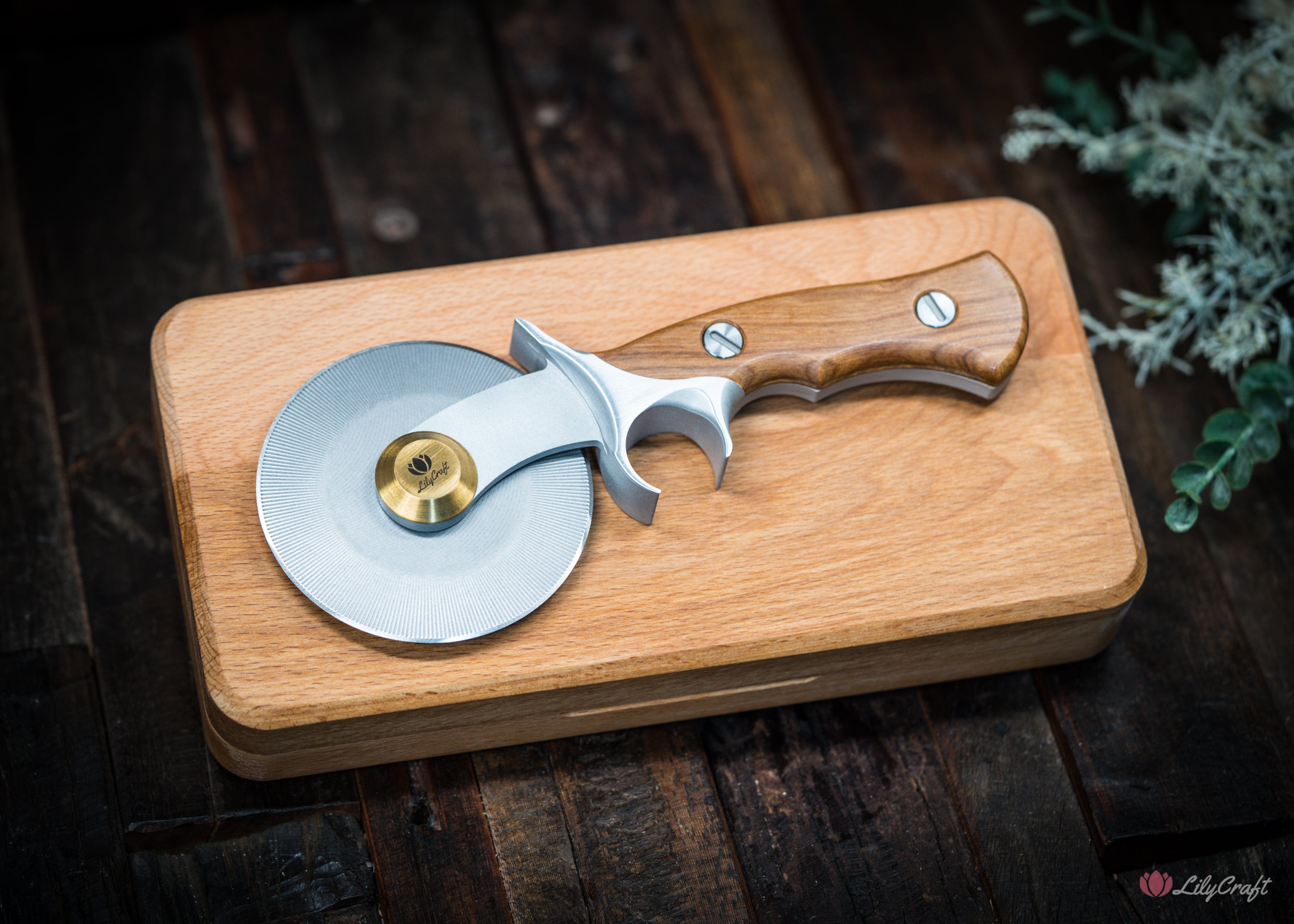 best pizza cutter ever made with beech wood gift box