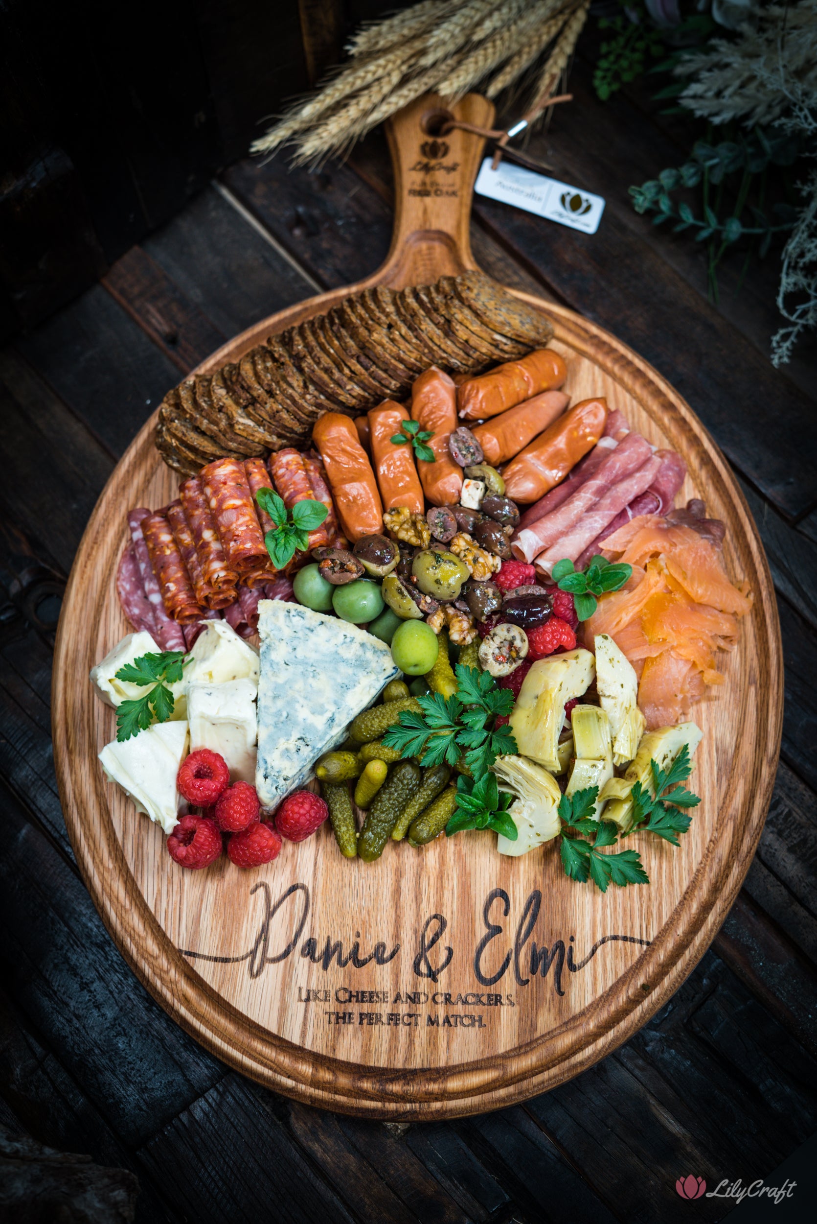 Discover the versatility of our large cheese platter, ideal for hosting gatherings of all sizes. This artisanal wooden cutting board exudes quality, showcasing expert craftsmanship.