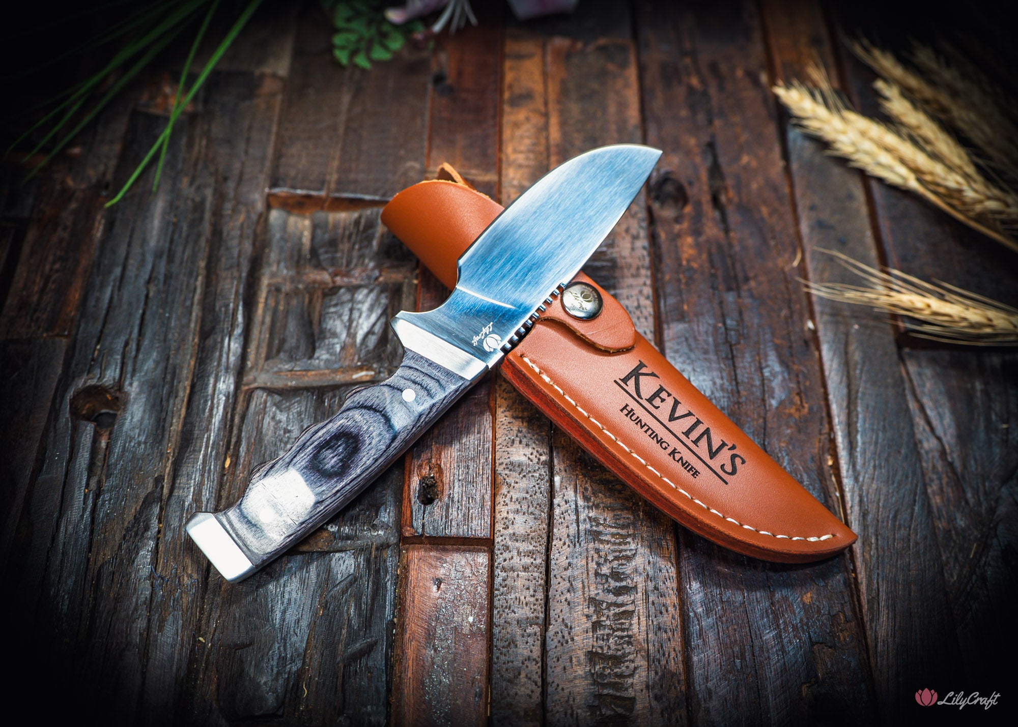 comfortable ergonomic hunting knife for skinning game