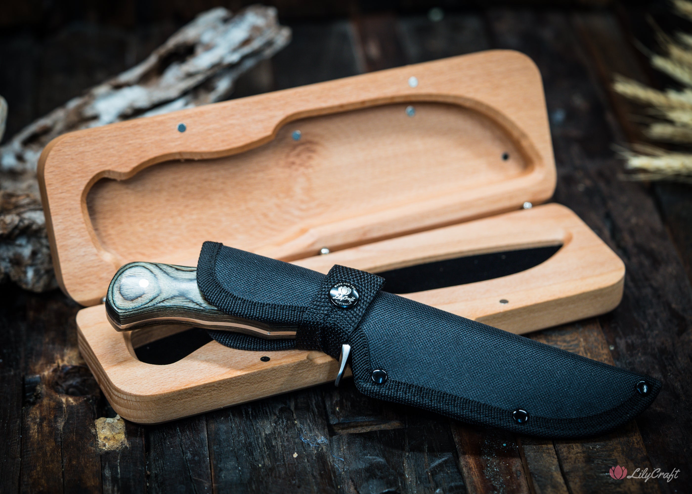 gifts for hunters - hunting knife with sheath