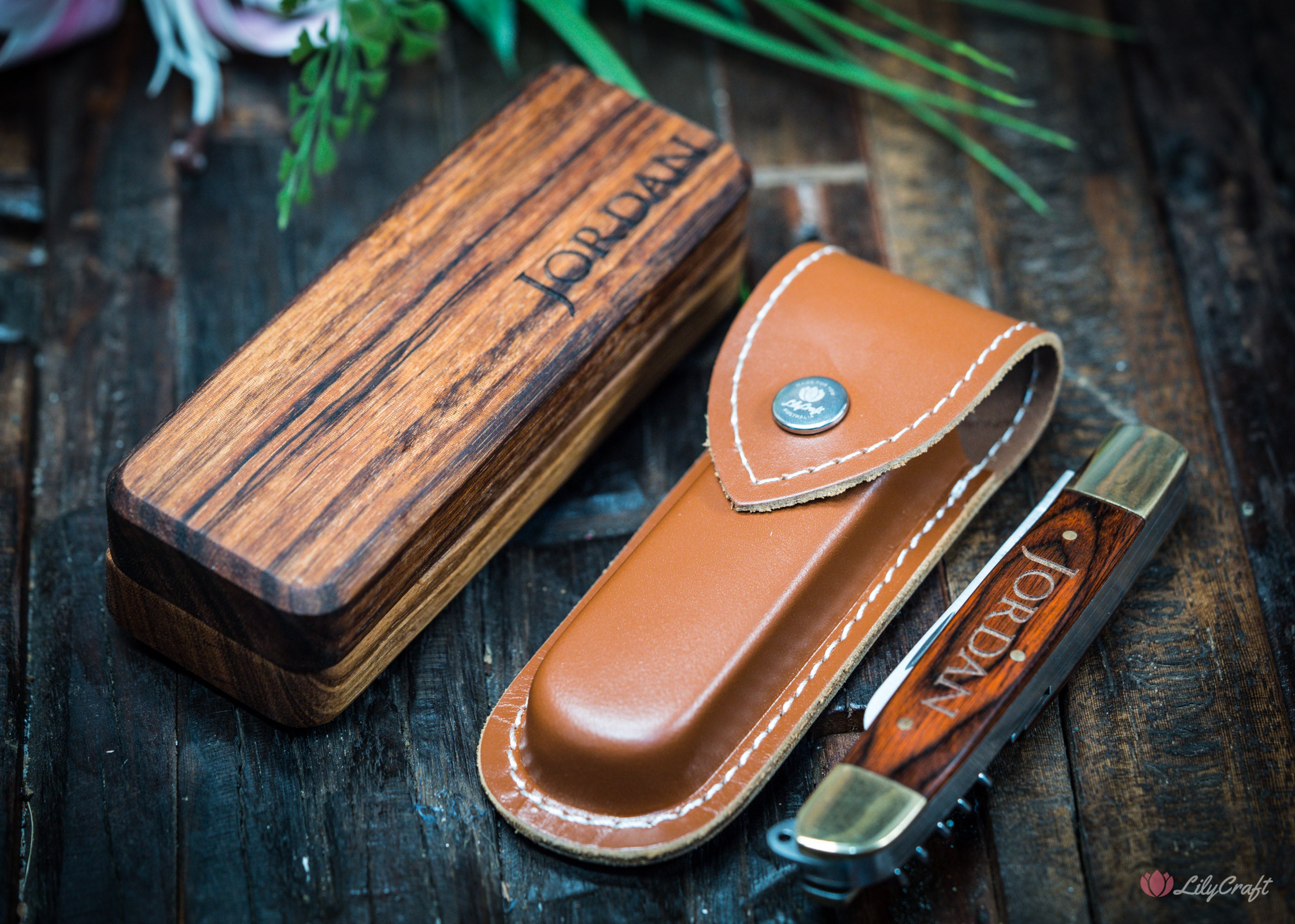 premium knife with rounded blades and leather pouch