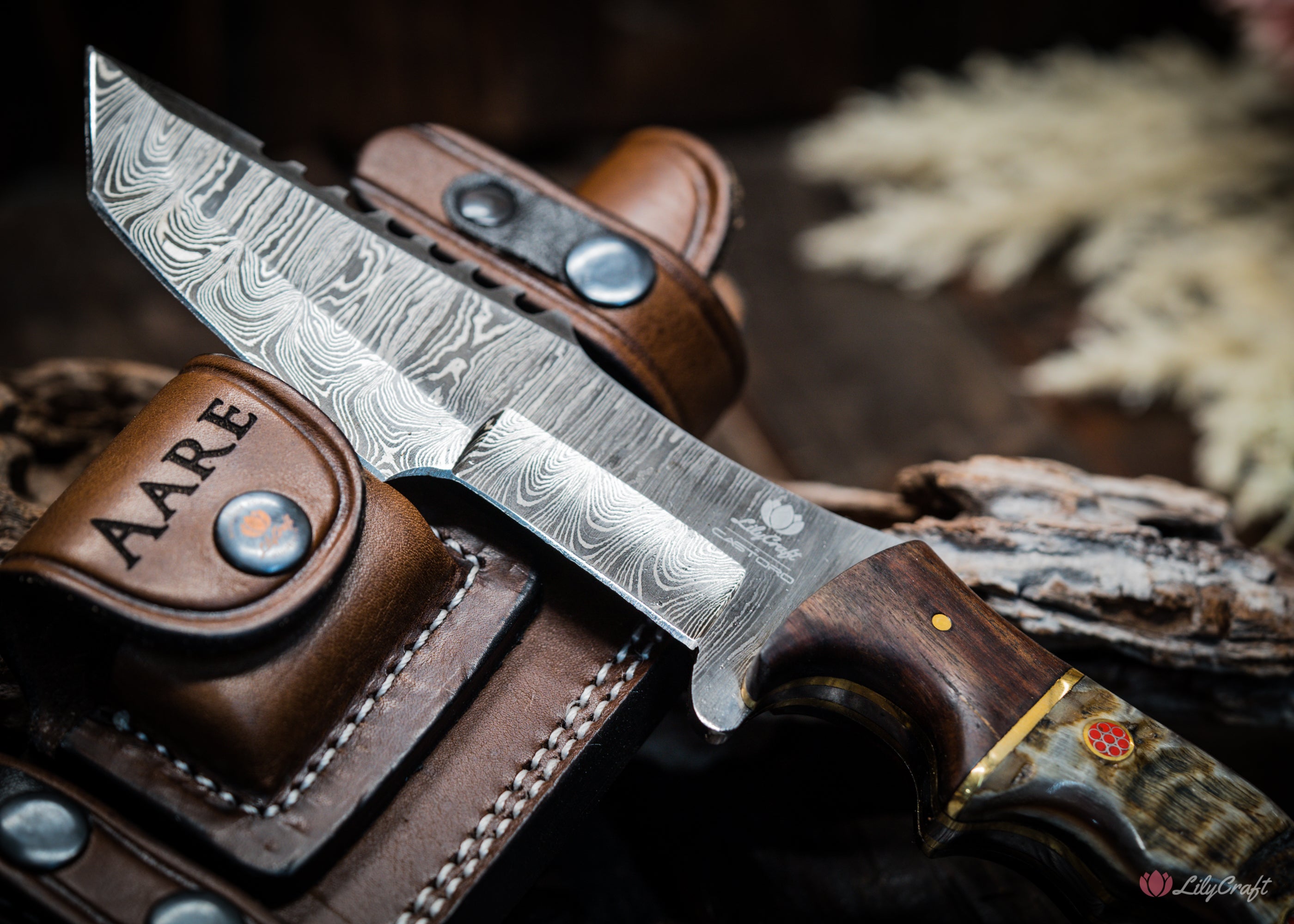 damascus steel knife with leather pouch