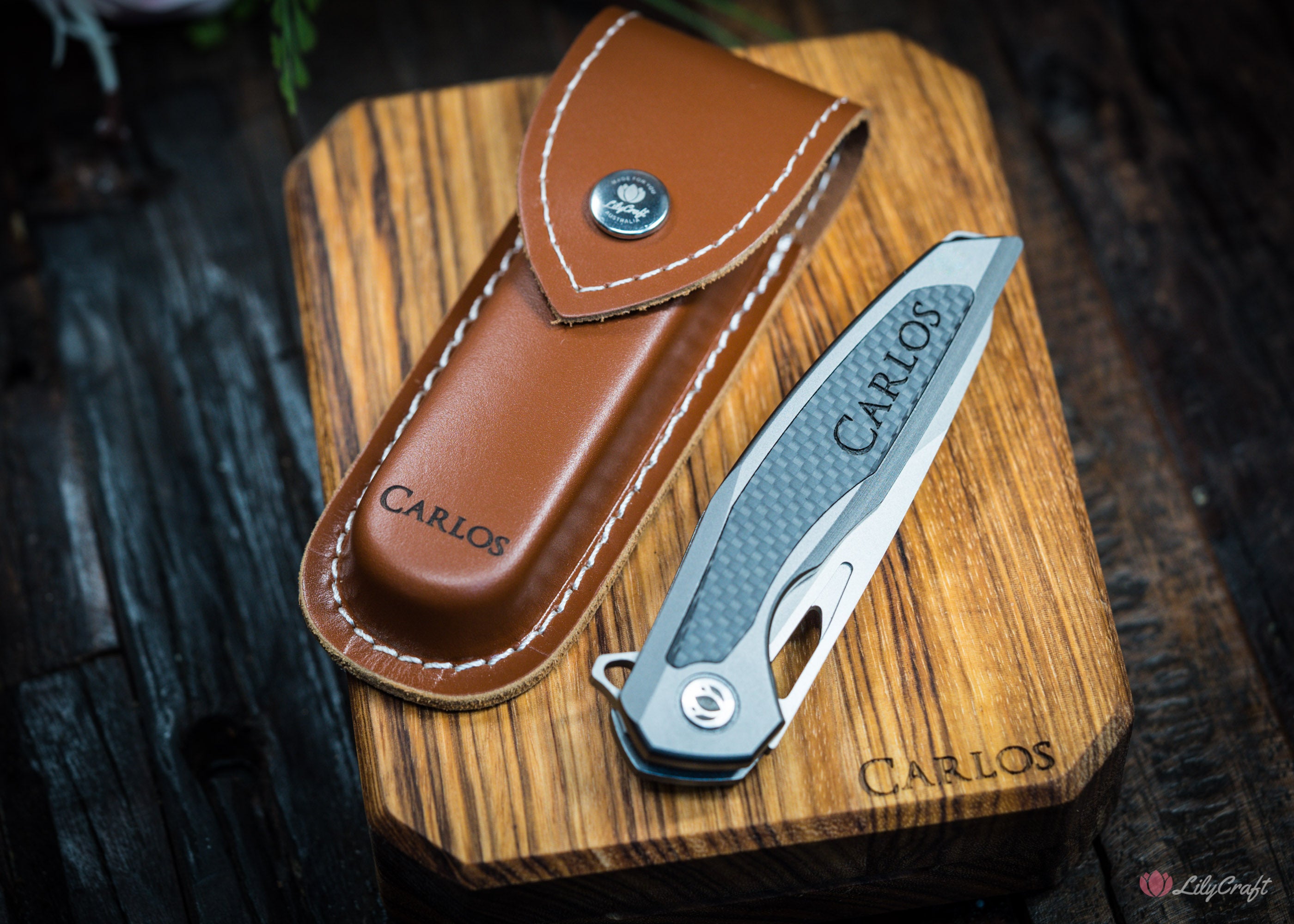 engraved carbon fiber pocket knife with pouch and wooden box