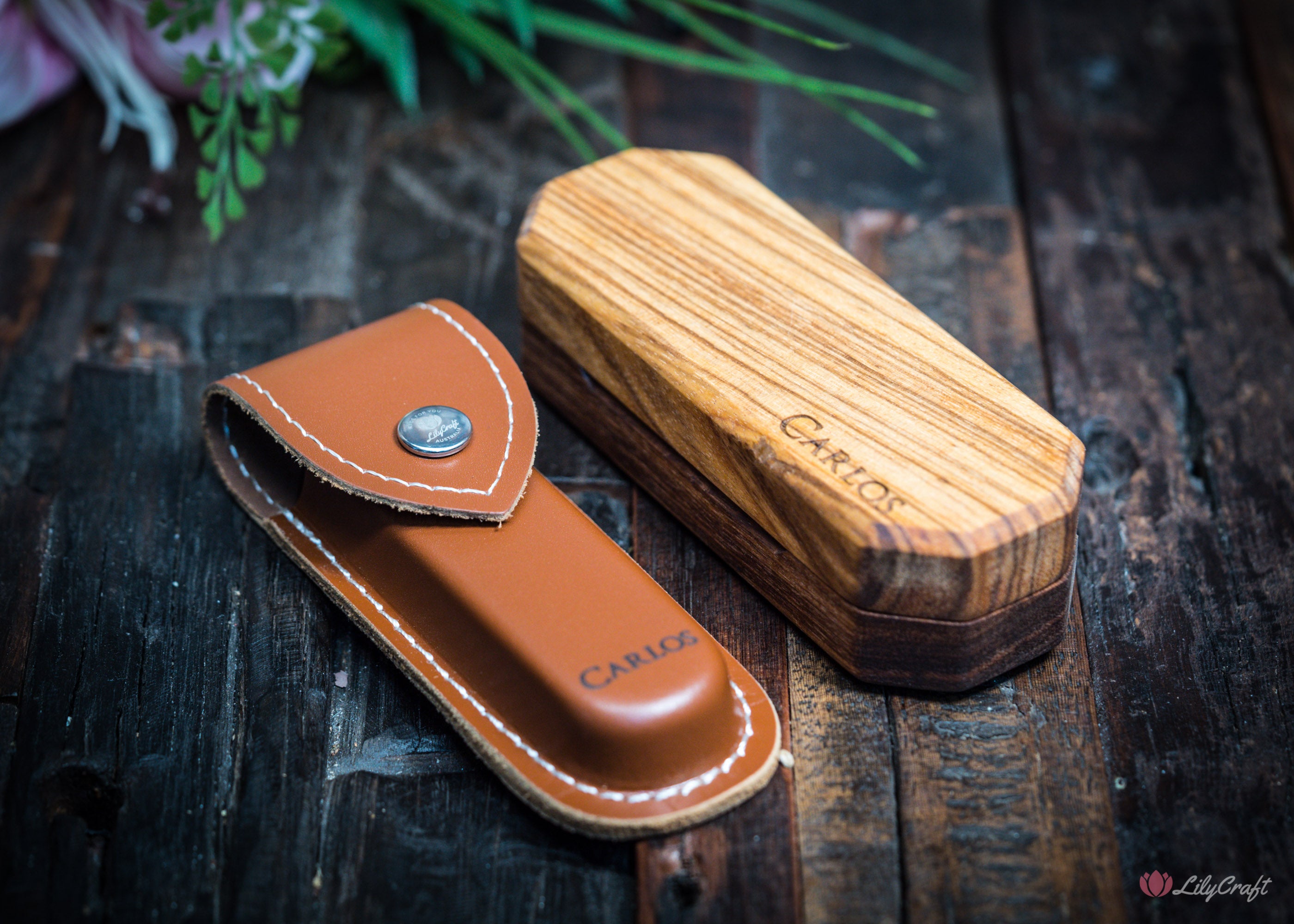 pocket knife with leather pouch and gift box