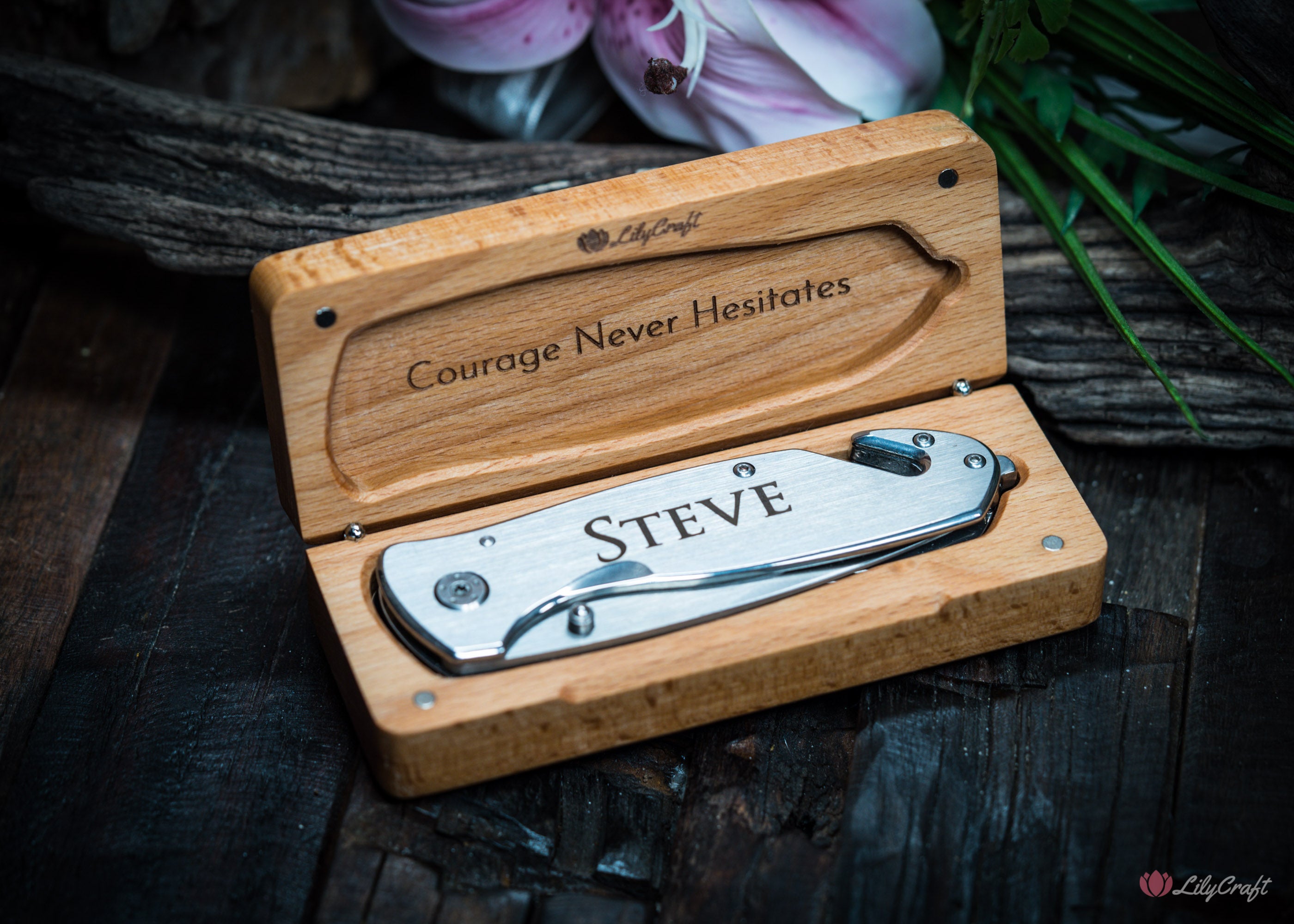 Personalised rescue knife in wooden gift box