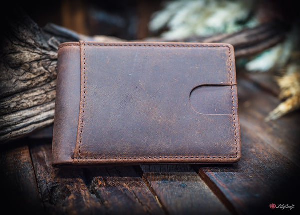 minimalist patina brown men’s wallet with aged finish