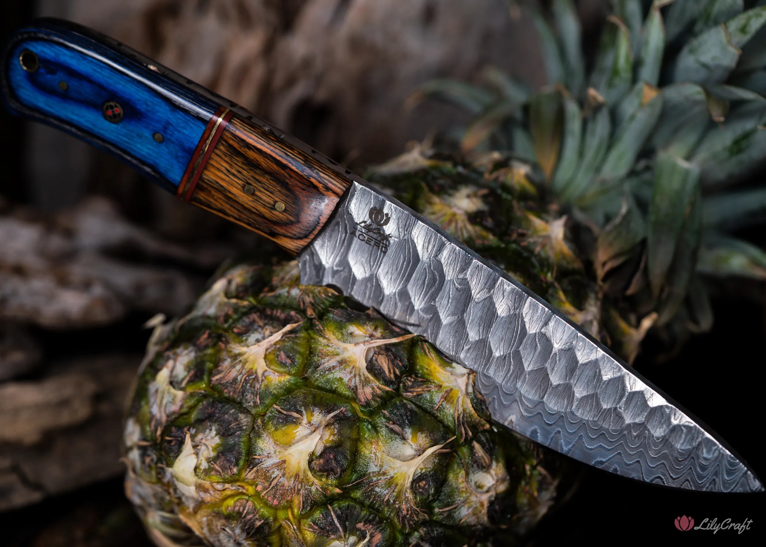 survival chefs knife with patterns on blade